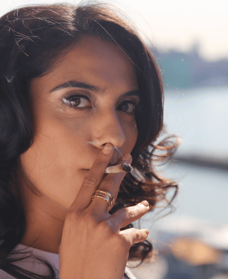 Femeie care fumează un joint