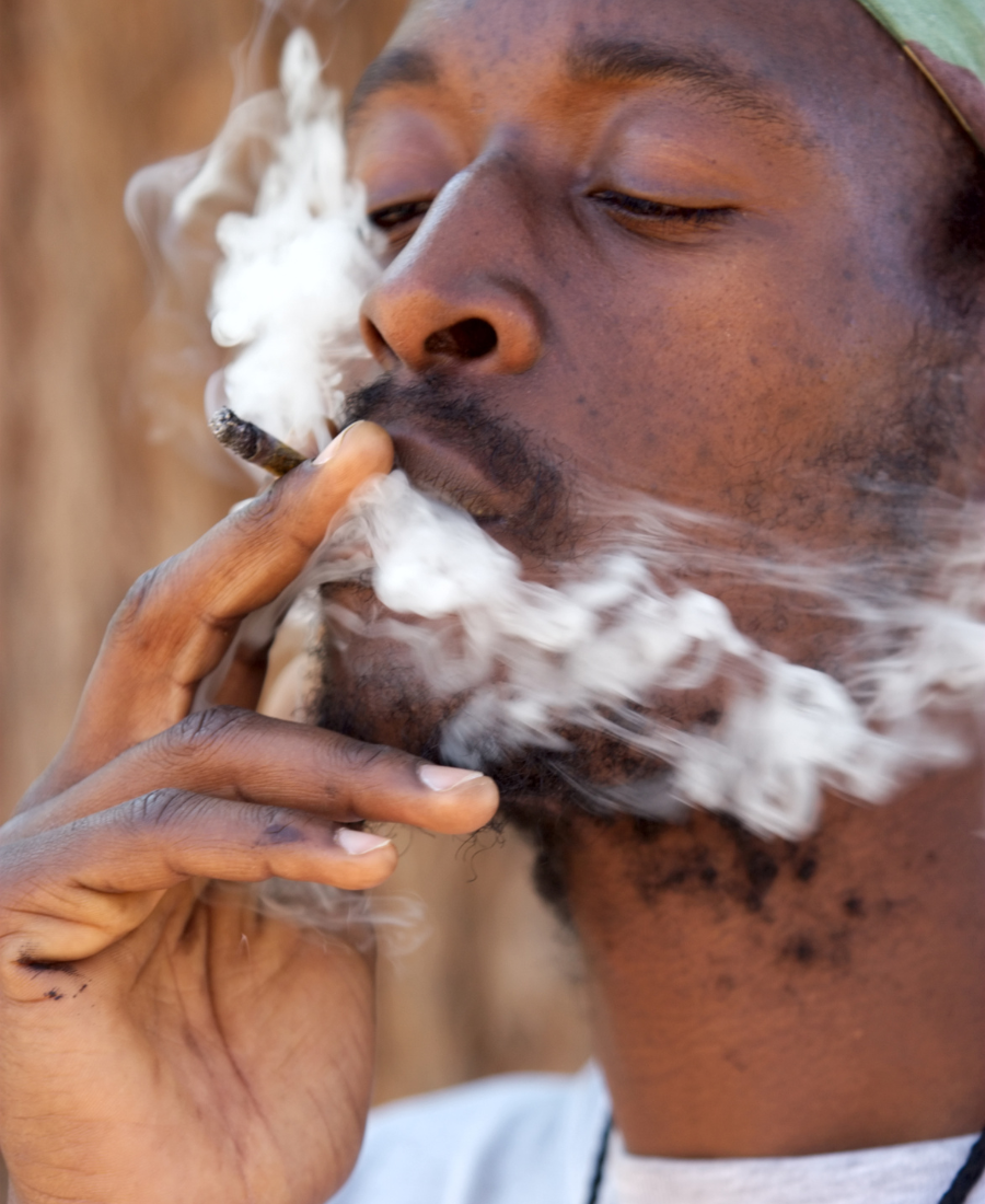 Bărbat care fumează un joint