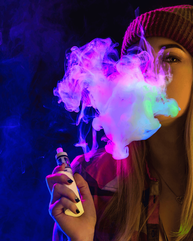 Femeie care fumează Vape