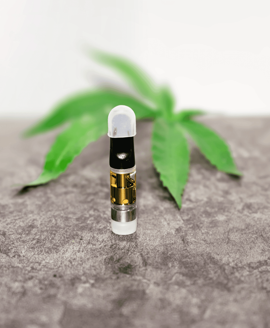 Sticluță de HHC Liquid pe o masă, cu o frunză de canabis în fundal