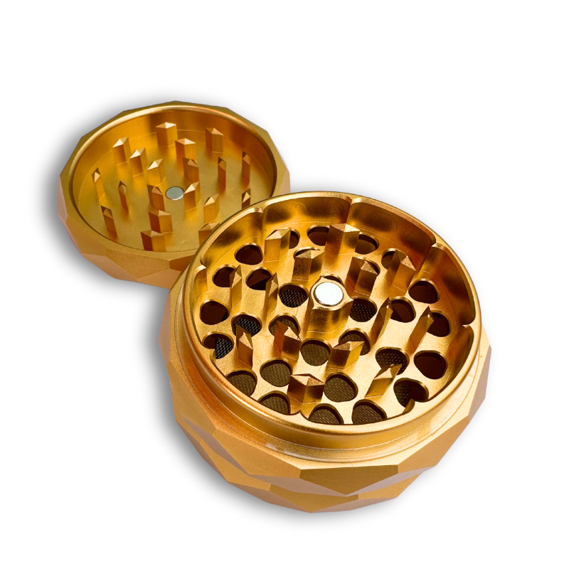 Grinder auriu cu capacul deschis și dinți ascuțiți