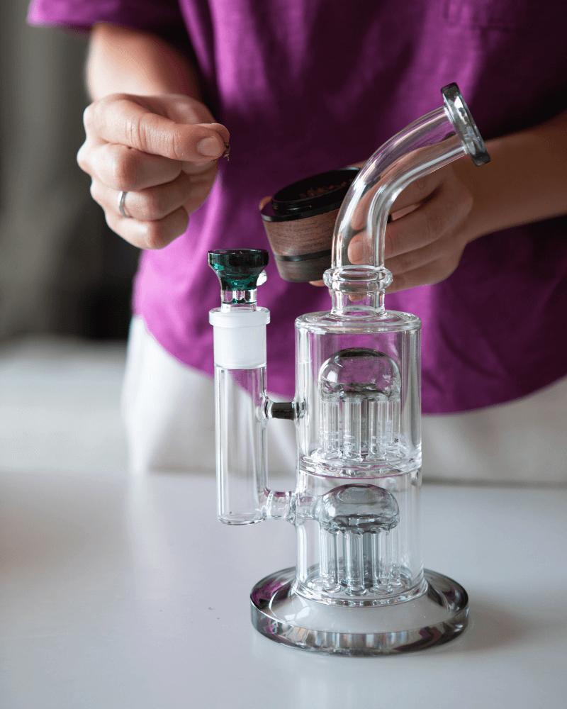 Cum să umpli și să pregătești corect bongul