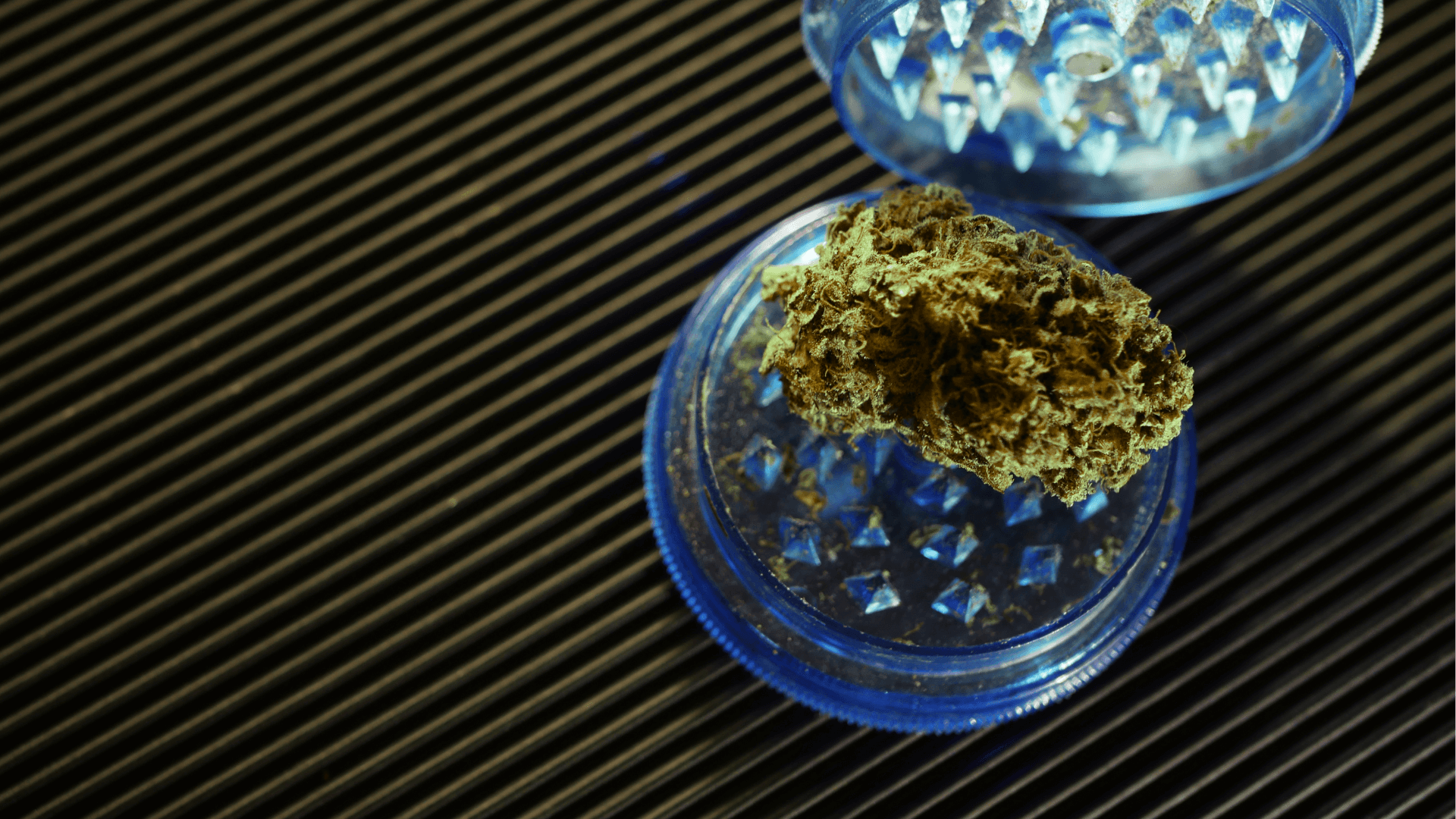 Grinder Crusher pentru Canabis HHC THC în prim-plan