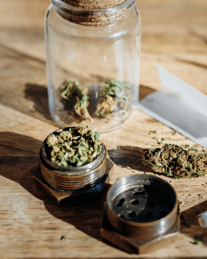 Tavă de rulat Cannabis HHC pentru consum.